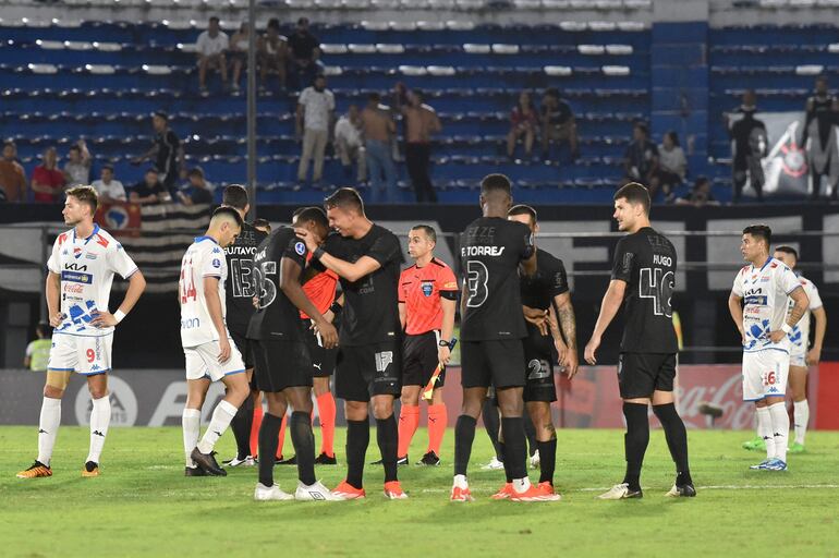 Los jugadores del Corinthians de Brasil celebran al final del partido de vuelta de la fase de grupos de la Copa Sudamericana entre Nacional de Paraguay y Corinthians de Brasil en el estadio Defensores del Chaco en Asunción el 7 de mayo de 2024.