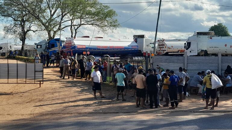 Camioneros que aguardan cargas de combustibles en San Antonio. Tres de ellos fallecieron.