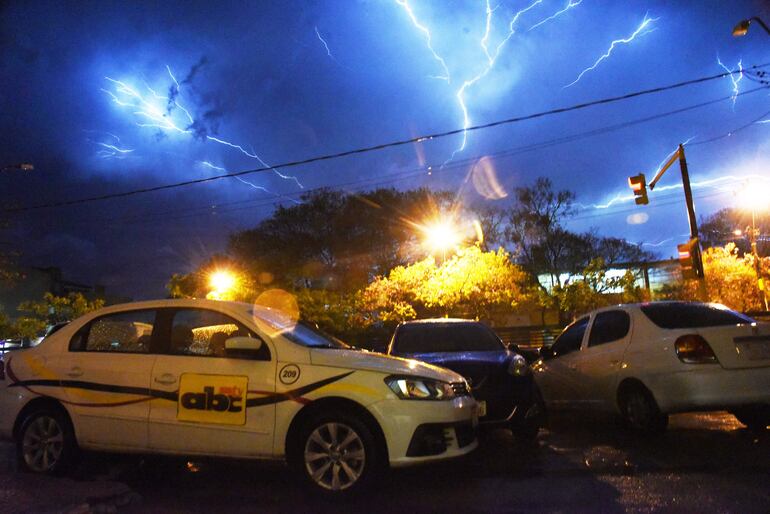 Un sistema de tormentas se desarrollan esta noche en dos departamentos del país.