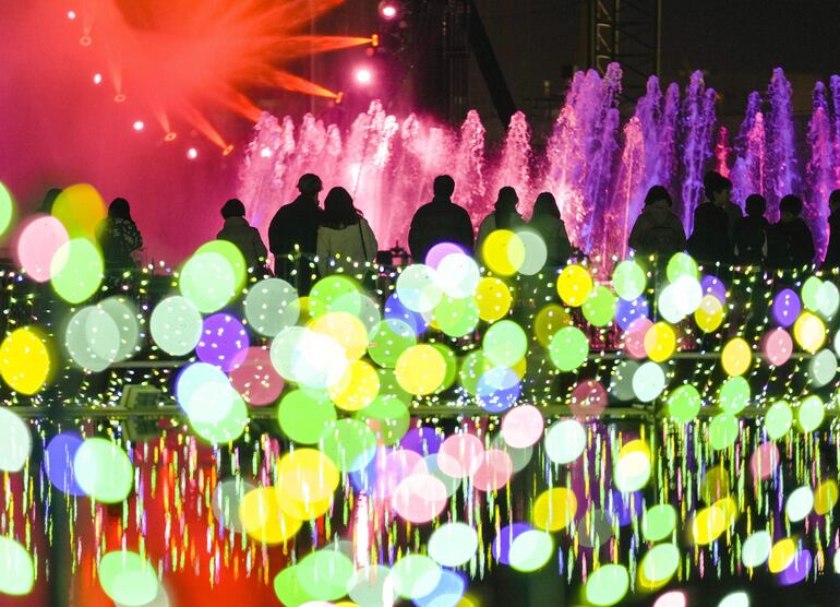 Iluminación navideño en Yomiuriland, en Tokyo. El caso de los pasteles de Navidad “deformados”en Japón se convierte en un  escándalo nacional.