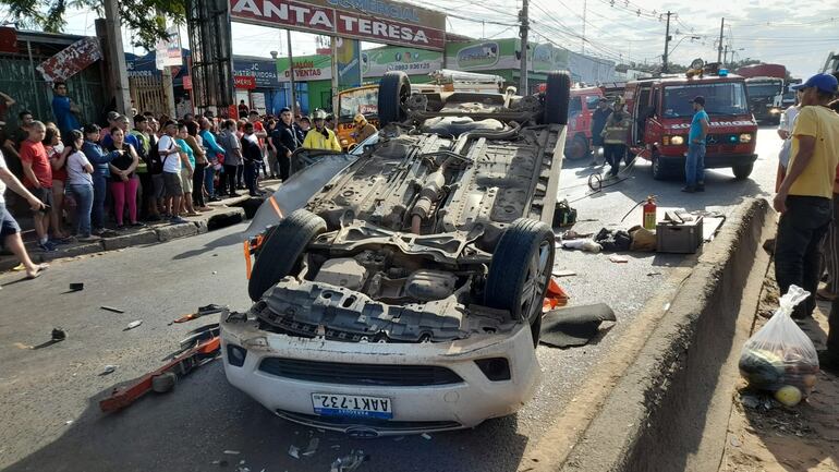 AAKT 732 es la matrícula del Toyota Ractis volcado.