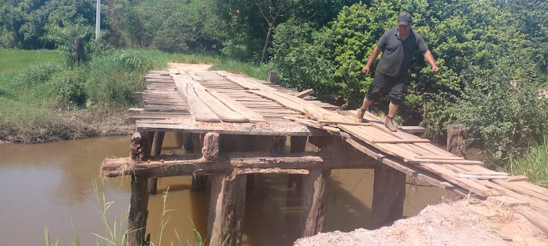 La antigua pasarela clausura hace tres meses se encuentra ubicada sobre el arroyo Tapiracuai