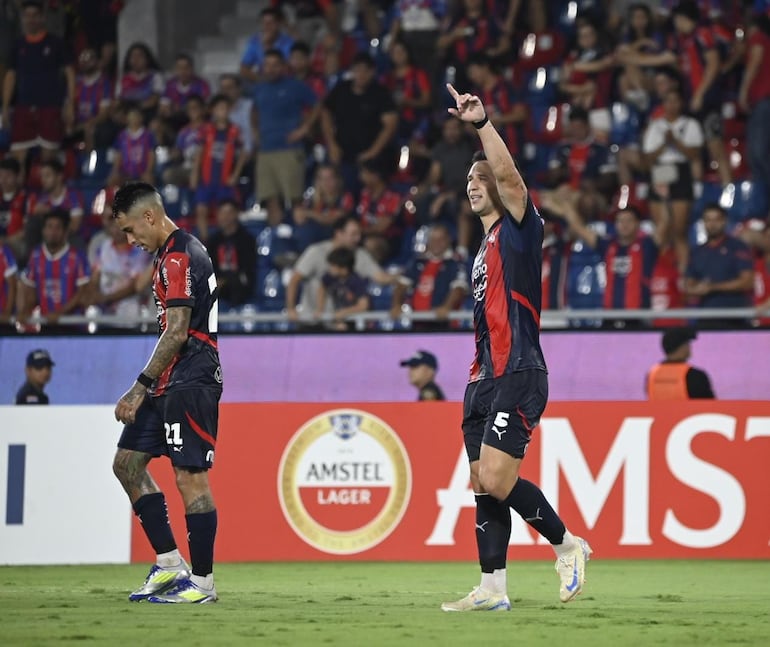 Los jugadores de Cerro Porteño festejan un gol en el partido ante Monagas por la revancha de la Fase 2 de la Copa Libertadores 2025 en el estadio La Nueva Olla, en Asunción, Paraguay.