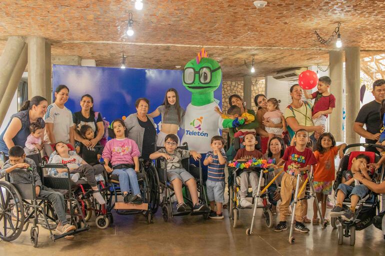 La mascota de Teletón compartiendo con los niños y niñas de la fundación. (gentileza).