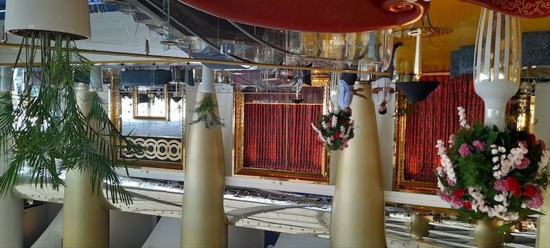 El hotel Burj Al Arab en su interior. Algunas piezas están bañadas en oro.