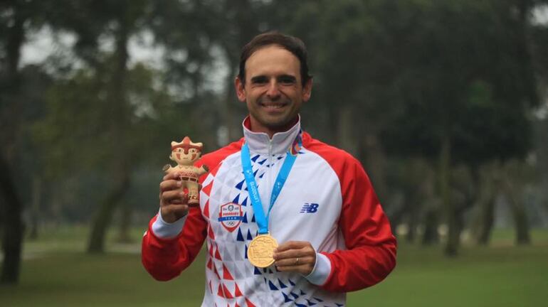 Fabrizio Zanotti, con la medalla de oro en la competencia de golf en Lima 2019.