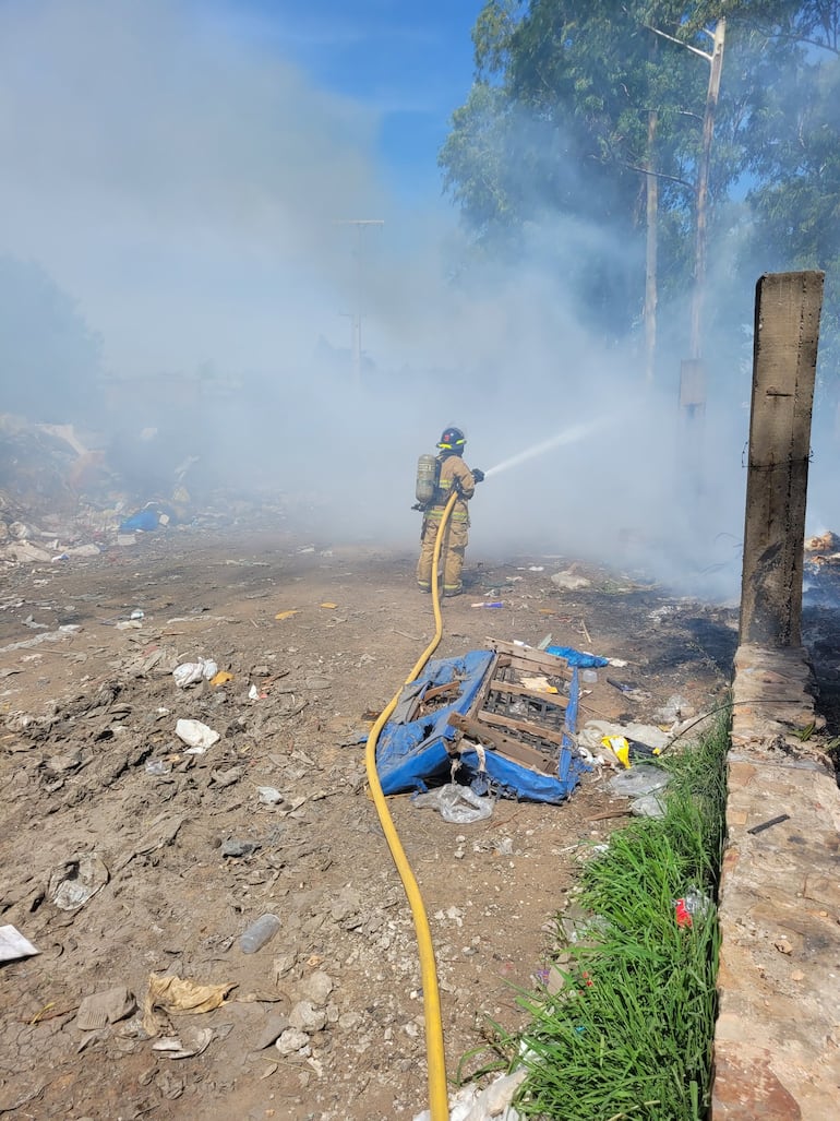 Incendio registrado en la Costanera Norte en la tarde de este sábado.