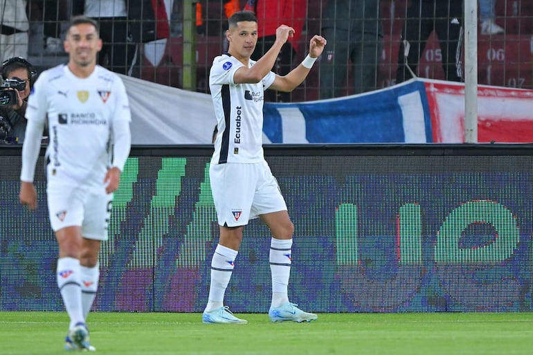 El paraguayo Alex Arce (d), jugador de Liga de Quito, celebra un gol en el partido frente a Lanús por la ida de los octavos de final de la Copa Sudamericana 2024, en Quito. 