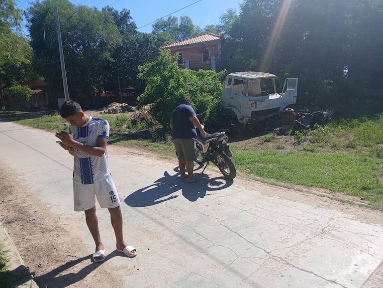 El enfermero tras ser ayudado procede a revisar su motocicleta, luego de la tremenda caída que le ocasionó la embestida de una oveja macho.