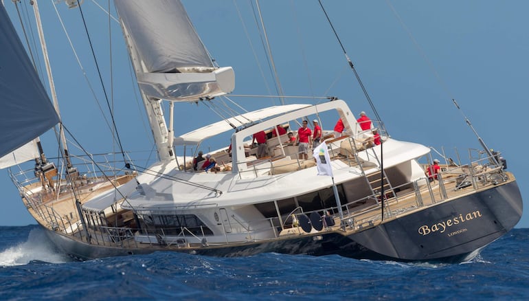 El velero 'Bayesiano', en Palermo, Sicilia, Italia. Al menos una persona murió, seis siguen desaparecidas y 15 pasajeros fueron rescatados después de que un velero de lujo, el Bayesian, de 56 metros de eslora, con 22 personas a bordo, se hundiera la madrugada del 19 de agosto frente a Porticello, cerca de Palermo, tras el paso de un tornado en Italia.