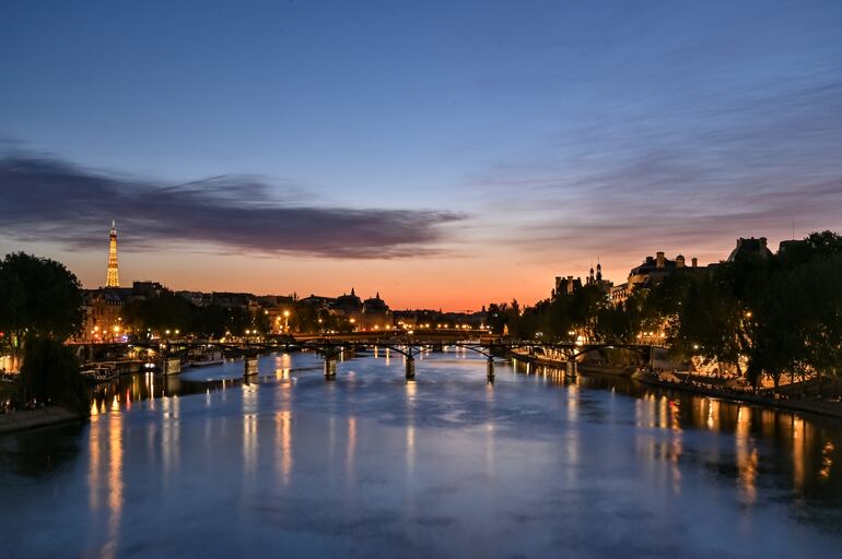 Puesta de sol en el Pont des Arts, un puente peatonal sobre el río Sena en París