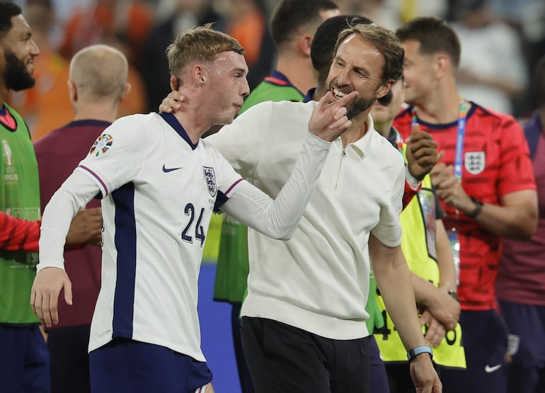 Dortmund (Germany), 10/07/2024.- England head coach Gareth Southgate (R) hugs player Cole Palmer (L) after winning the UEFA EURO 2024 semi-finals soccer match between Netherlands and England, in Dortmund, Germany, 10 July 2024. (Alemania, Países Bajos; Holanda) EFE/EPA/RONALD WITTEK
