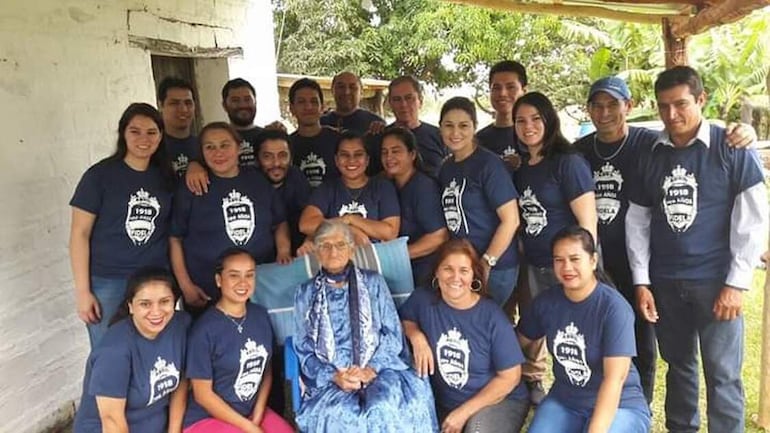 Abuela Fidela Caballero Ruíz Díaz festejó sus 106 años de vida rodeada de sus familiares y amigos.