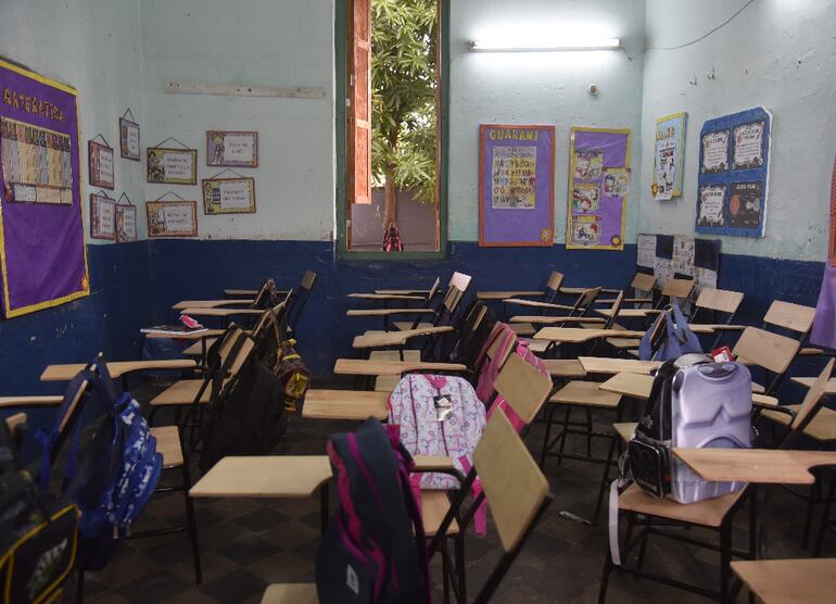 En la escuela General Díaz, niños del 4º Grado estudiarán apiñados en una pequeña en clase. Las mamás se quejaron.