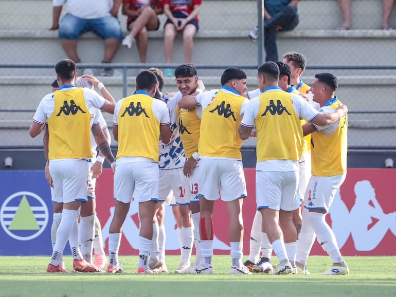 Los jugadores de Nacional celebran un gol en el partido frente a General Caballero de Juan León Mallorquín por la fecha 17 del torneo Clausura 2024 del fútbol paraguayo en el estadio Arsenio Erico, en Asunción.