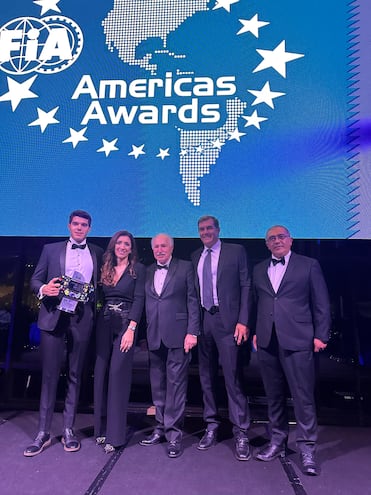 Bruno Llano (i), junto a su familia y los representantes del Touring Club, su presidente el Dr. Hugo Mersán y el gerente, Dr. Nery Silva, en la ceremonia.