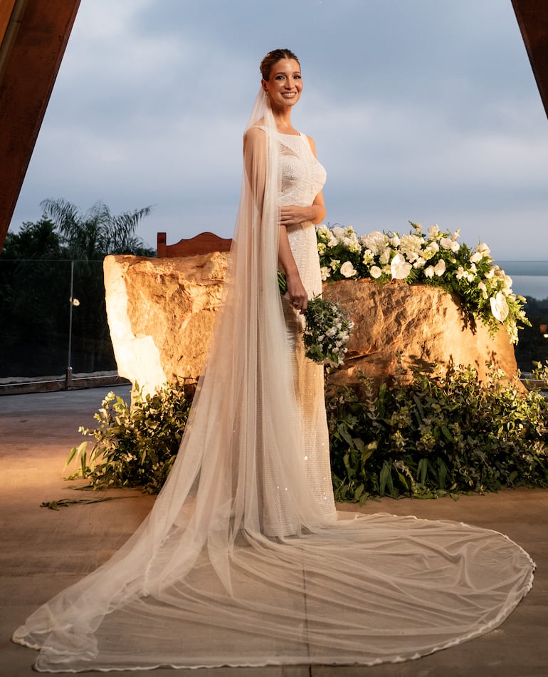 Con un vestido de estilo romántico, la novia lució muy elegante.