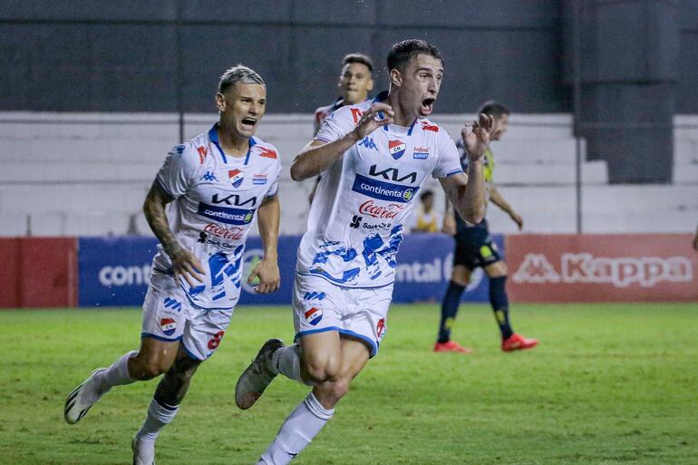 Juan Alfaro festejando el gol que le convirtió a Sportivo Trinidense