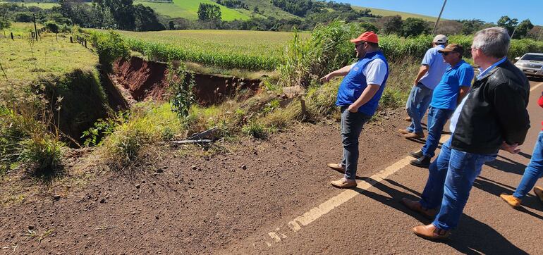 Un profundo cráter pone en riesgo la ruta D087 de Laurel, Canindeyú, y los lugareños piden solución al MOPC