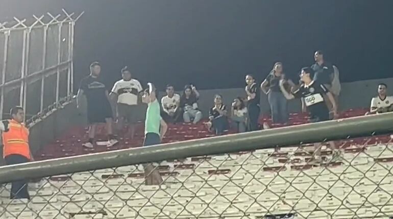 El gesto racista de un hincha de Olimpia a los seguidores de Fluminense.