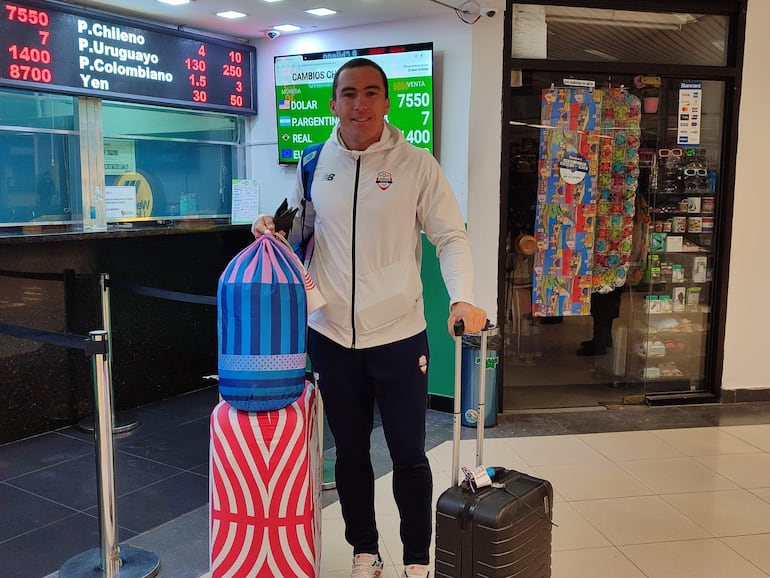 El atleta paraguayo César Almirón, retornó al país tras su participación en los Juegos Olímpicos de París 2024.