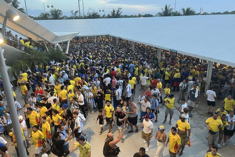 El ingreso al Hard Rock Stadium para la final de la Copa América 2024 fue desbordado por hinchas colombianos y argentinos, obligando al retraso del inicio del partido entre Argentina y Colombia. 