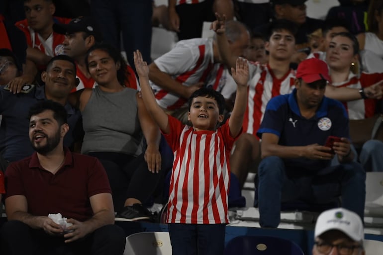 Los hinchas paraguayos en el estadio Defensores del Chaco en la previa del partido frente a Venezuela por las Eliminatorias Sudamericanas 2026.