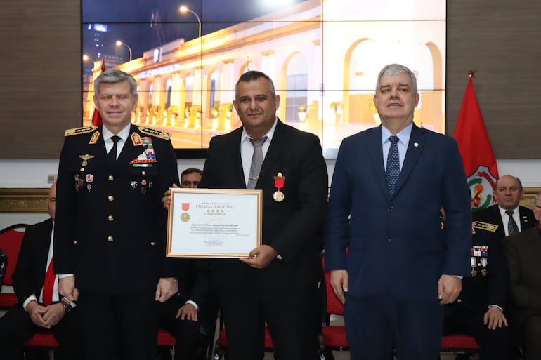 El presidente del Consejo de Seguridad Ciudadana, César Luna, condecorado con la medalla al mérito de la Policía, le acompañan el ministro del interior Enrique Riera y el comandante de la Policía, Crío. gral. Carlos Benítez.