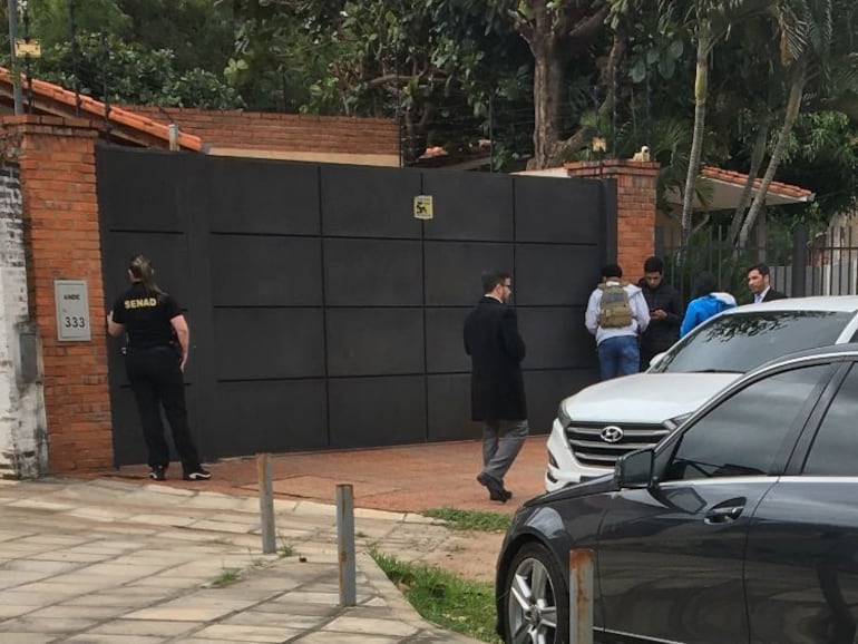 Foto del allanamiento de Miguel Mendieta abogado defensor de Miguel Ángel Insfrán tío rico.