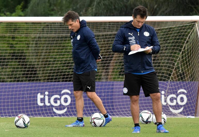 Los hermanos Guillermo y Gustavo Barros Schelotto, lideran el cuerpo técnico de Paraguay.