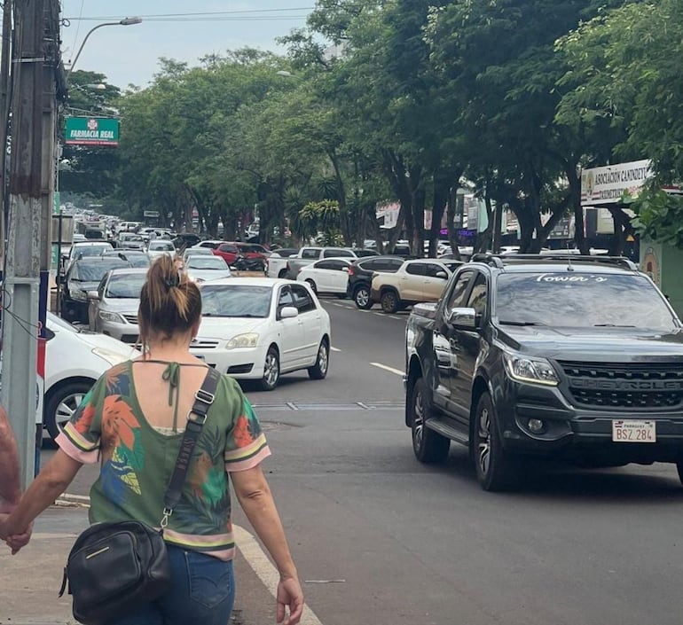 Un gran movimiento vehicular en el centro comercial de Saltos del Guairá en los primeros dias de diciembre