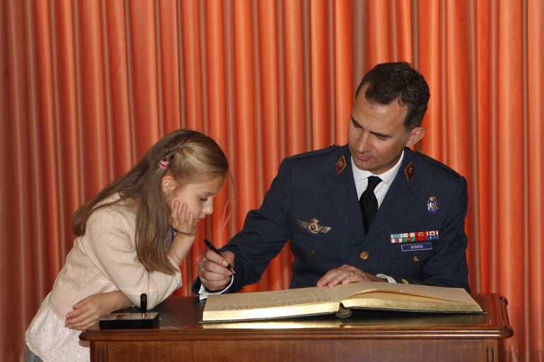 La princesa Leonor junto a su padre, el rey Felipe VI, en la Academia del Ejército del Aire el 2 de mayo de 2014. (EFE/Casa Real)
