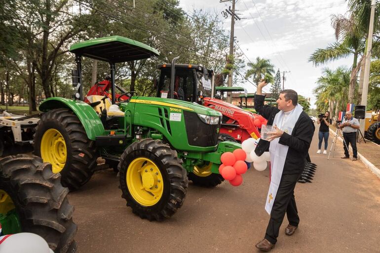 El cura de Caazapá, Pbro. Darío Duarte, bendiciendo las máquinas recibidas.