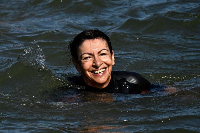 La alcaldesa de París, Anne Hidalgo, en el río Sena.