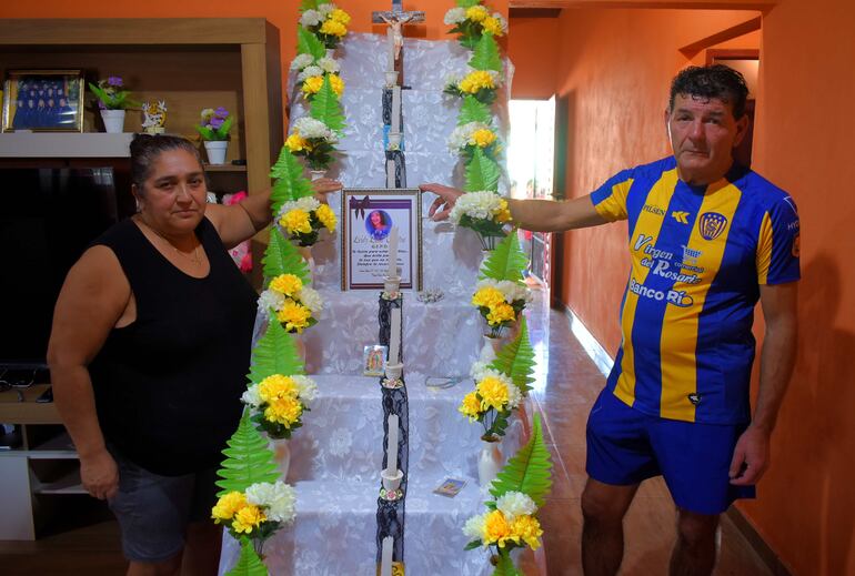 Los padres de Leidy, Juana Villalba y Osvaldo Luna, con el retrato de su hija.