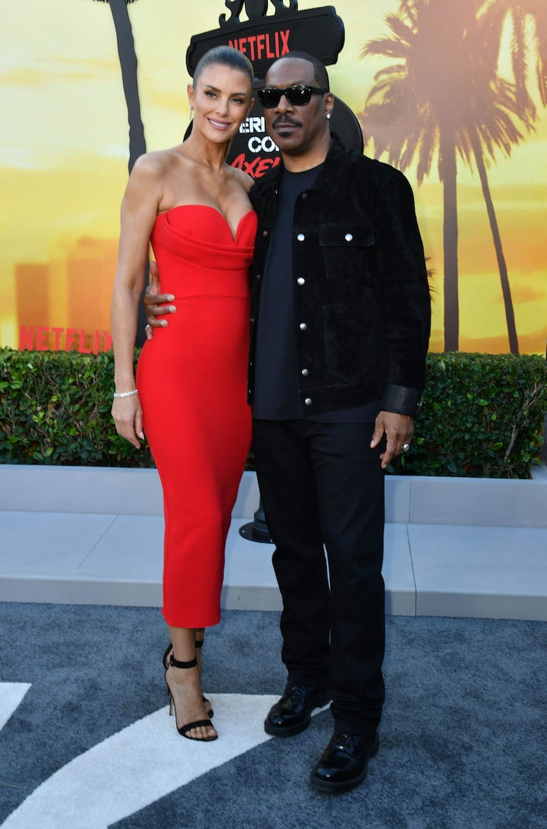 Eddie Murphy y su pareja Paige Butcher en el estreno de Netflix en Beverly Hills, California. (Valerie Macon / AFP)