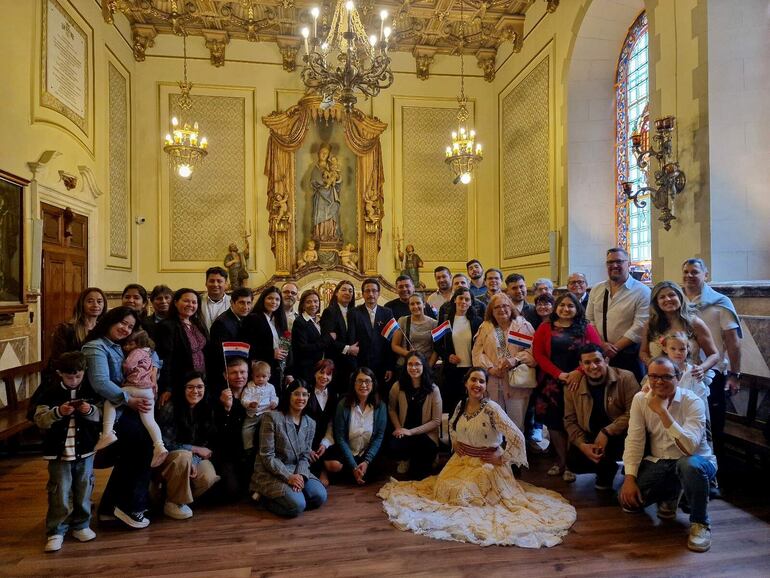 Paraguayos residentes en Barcelona recordaron a la Patria y las Madres con mucha nostalgia.