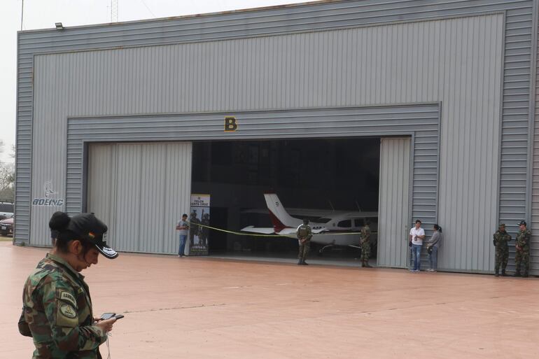 Policías resguardan un hangar durante un operativo este martes en Santa Cruz (Bolivia). 