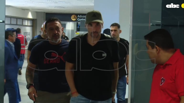 El argentino Diego Martínez, técnico de Cerro Porteño, en el Aeropuerto Internacional Silvio Pettirossi, en Luque, Paraguay.