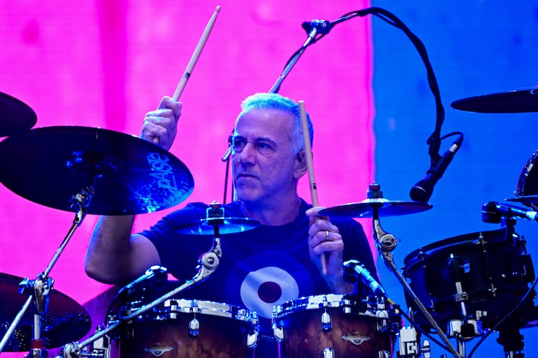 El baterista brasileño Joao Barone de la banda de rock brasileña Os Paralamas do Sucesso actúa en el escenario principal del festival de música Rock in Rio en el Parque Olímpico Río 2016 en Río de Janeiro, Brasil, ayer.