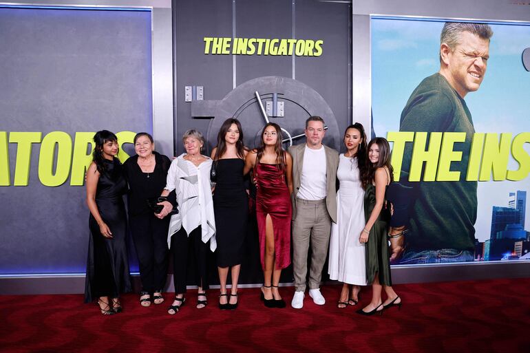 Alexia Barroso, Isabella Damon, Gia Damon, Matt Damon, Luciana Barroso y Stella Damon en la alfombra roja de "The Instigators" en el Jazz at Lincoln Center. (John Lamparski / AFP)