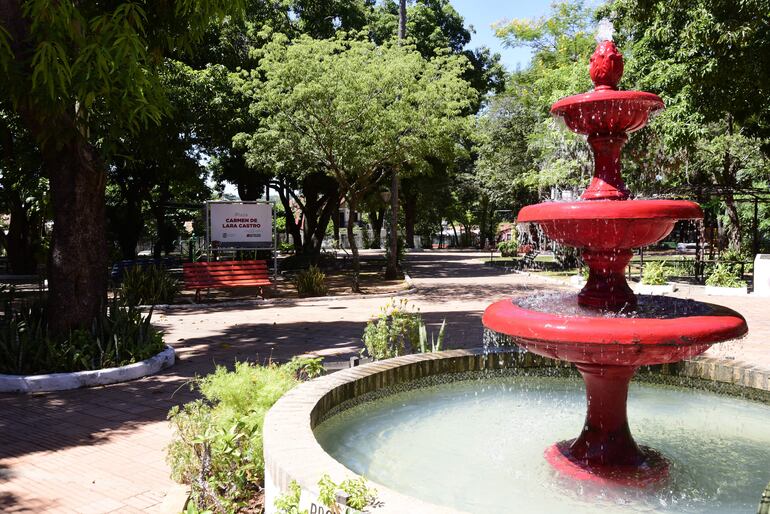 Fuente de agua en la plaza Carmen de Lara Castro de Asunción.