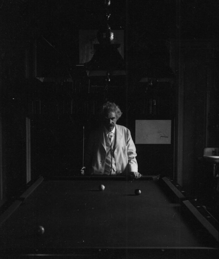 Mark Twain jugando al billar, 1900.