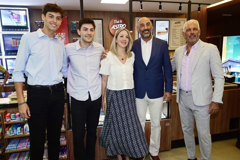 Agustín Zapag, Benjamín Zapag, Clementine de Zapag, Raúl Zapag y Juan José Zapag.