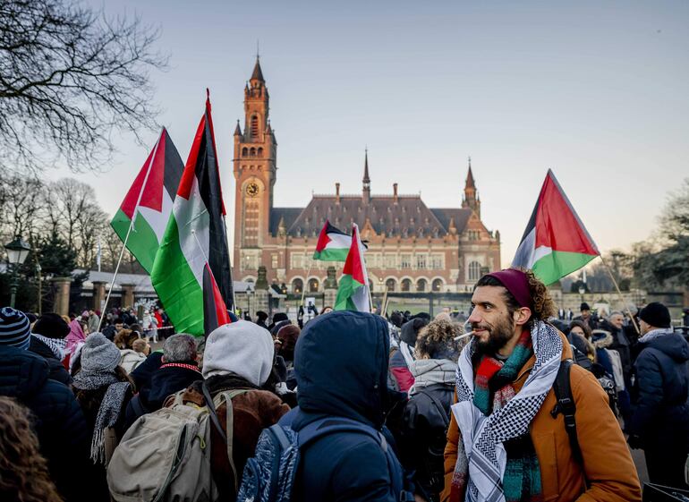 Simpatizantes de Palestina esperando el inicio del caso de genocidio contra Israel frente a la Corte Internacional de Justicia en La Haya, 11 de enero de 2024 (Foto: EFE/EPA/Remko de Waal)
