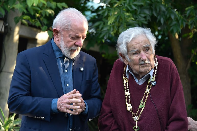 AME3588. MONTEVIDEO (URUGUAY), 05/12/2024.- El expresidente de Uruguay, José Mujica (d), habla  con el presidente de Brasil, Luiz Inácio Lula da Silva, este jueves, en Montevideo (Uruguay). Lula da Silva condecoró con el Gran Collar de la Orden Nacional de Cruzeiro do Sul a su amigo y exmandatario José Pepe Mujica (2010-2015), a quien se refirió con emoción como la persona más extraordinaria que jamás conoció. EFE/ Federico Gutiérrez
