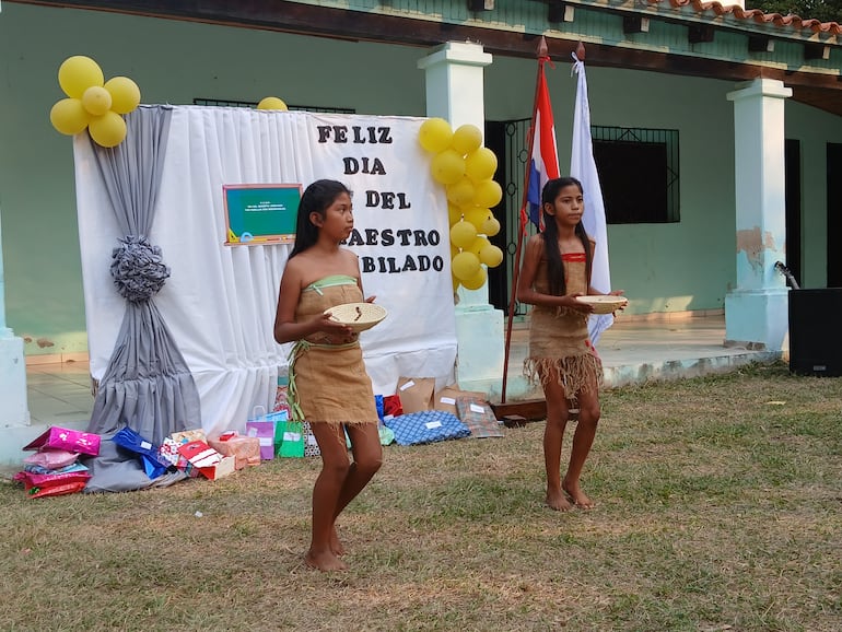 Niñas de la comunidad de los Ishir, también participaron del acto.