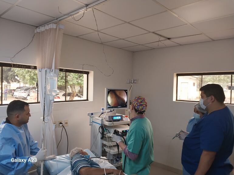 Médicos realizando un estudio endoscopía a un paciente de Guairá.