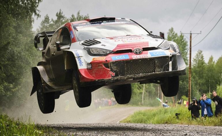 La dupla británica compuesta por Elfyn Evans y Scott Martin (Toyota Yaris GR) lidera el rally finlandés tras el primer día de carrera.