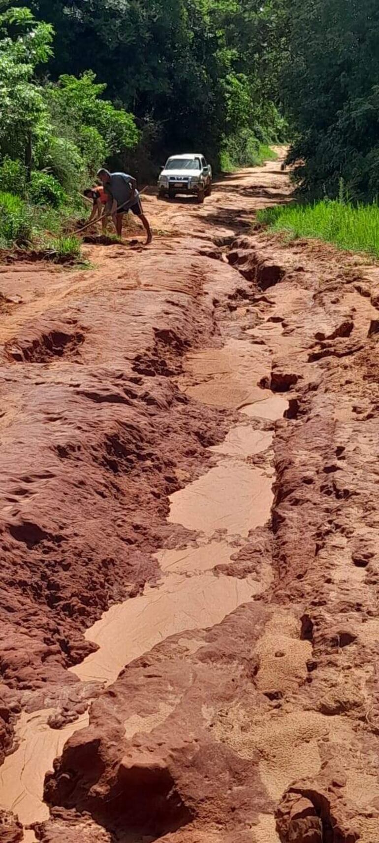 El camino vecinal entre Kaundygue y Manduará está totalmente destrozado.